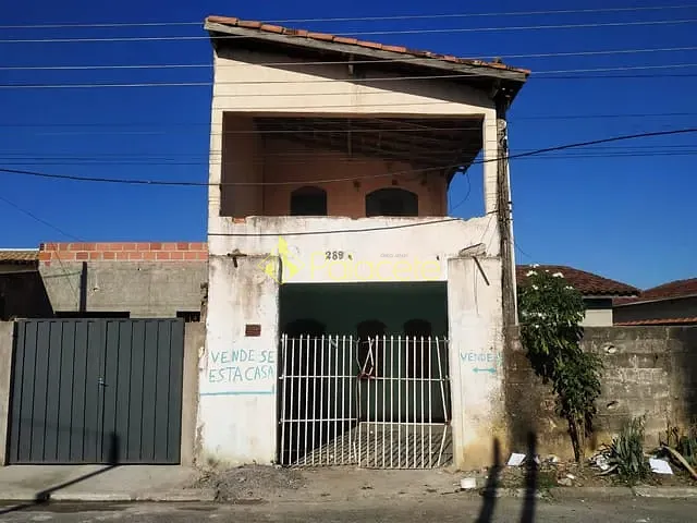Casa com 250m² 3 quartos e 2 banheiros, à venda, no bairro Conjunto Residencial Araretama em Pindamonhangaba