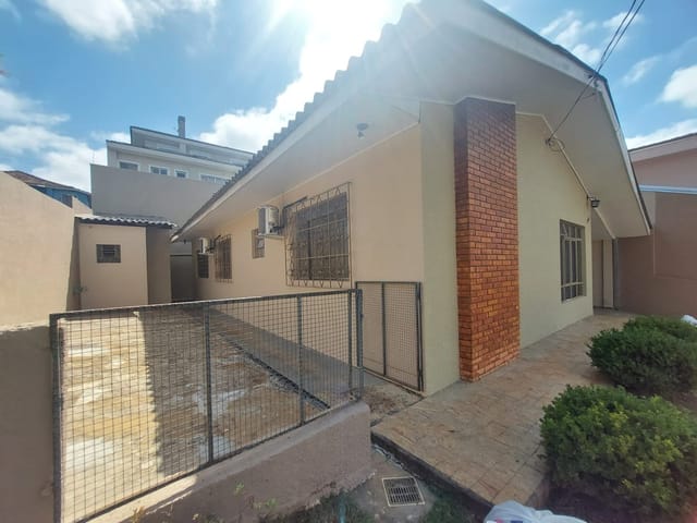 Locação - Casa com 4 quartos, 4 vagas de garagem, Churrasqueira, Próximo a Cantina Martignoni, Estrela.