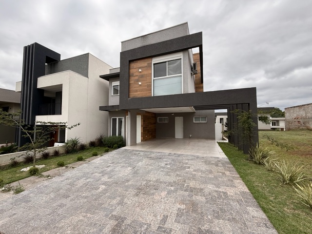 Locação - Sobrado Semimobiliado com piscina, 3 quartos sendo 1 suíte, 2 vagas, Área gourmet, Condomínio Valle dos Vinhedos, Colônia Dona Luíza.