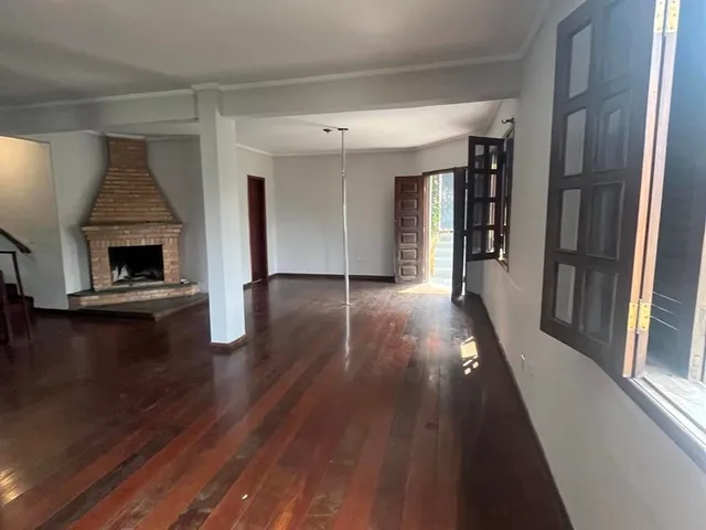 Casa com 371m² 6 quartos e 5 banheiros, para alugar, no bairro Granja Viana em Cotia