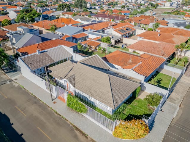 Foto do Casa - Casa terrea  com 4 quartos ,  edicula e quintal,  à venda, Orfãs, Ponta Grossa, PR | Adquira Imóveis