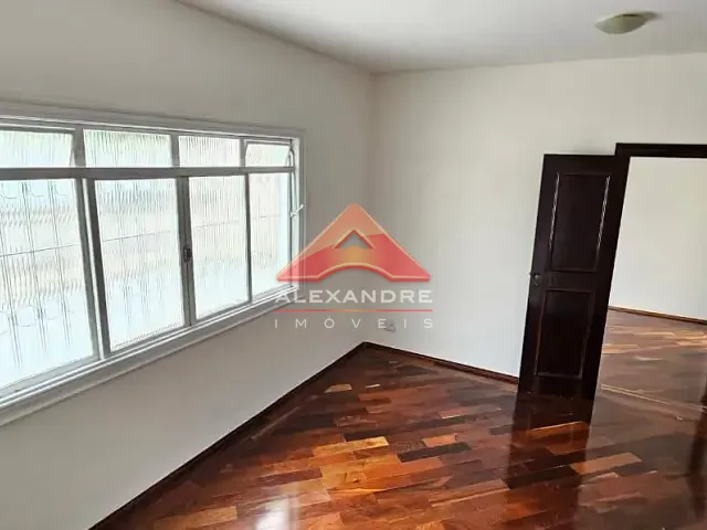 Casa com 250m² 3 quartos e 1 banheiro, para alugar, no bairro Vila Industrial em São José dos Campos