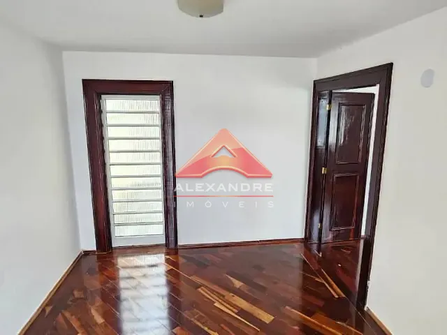 Casa com 250m² 3 quartos e 1 banheiro, para alugar, no bairro Vila Industrial em São José dos Campos