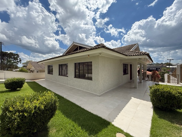 Locação - Casa com edícula, 4 quartos sendo 1 suíte, 4 vagas, Churrasqueira, 270m², Colônia Dona Luíza.