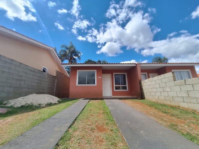 Locação - Casa com 2 quartos, 2 vagas, Condomínio Porto Belvedere, Jardim Carvalho.