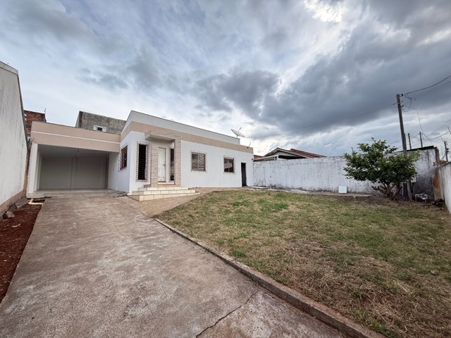 Casa para locação, 3 quartos sendo 1 suíte, 2 vagas, Churrasqueira, Quintal Amplo, Uvaranas.