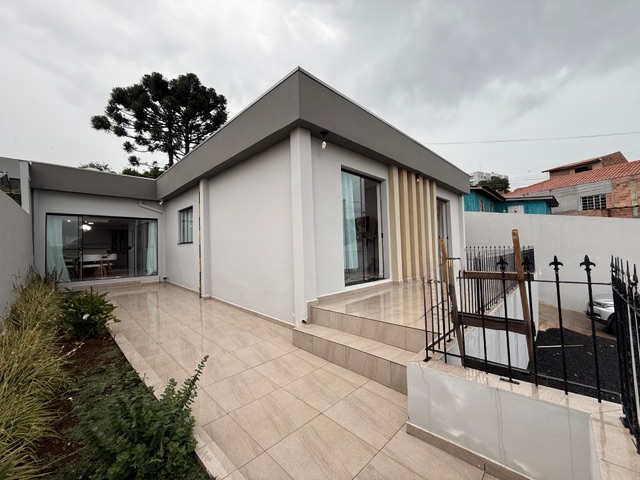 Locação - Casa com 3 quartos (sendo 1 suíte), 3 vagas de garagem, Churrasqueira, 672 m² total, Uvaranas.