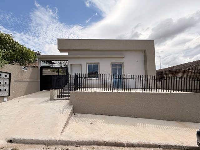 Locação - Casa Comercial com edícula, 9 salas, 8 vagas de garagem, Churrasqueira, 462 m² total, Estrela.