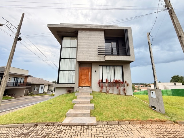Locação - Casa de Alto Padrão, 3 quartos sendo 1 suíte, 2 vagas, Área gourmet, Condomínio Ecoville l, Contorno.