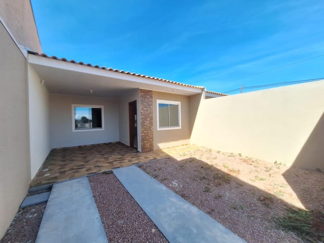 Locação - Casa com 2 quartos, 1 vaga de garagem, Quintal Amplo, Nova Rússia.