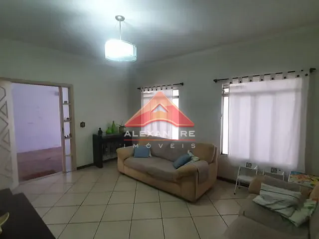 Casa com 300m² 4 quartos e 3 banheiros, à venda, no bairro Vila Industrial em São José dos Campos