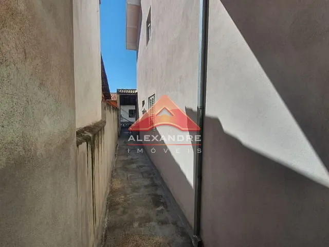 Casa com 300m² 4 quartos e 3 banheiros, à venda, no bairro Vila Industrial em São José dos Campos