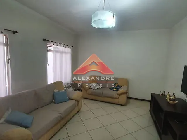 Casa com 300m² 4 quartos e 3 banheiros, à venda, no bairro Vila Industrial em São José dos Campos