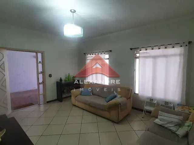 Casa com 300m² 4 quartos e 3 banheiros, à venda, no bairro Vila Industrial em São José dos Campos