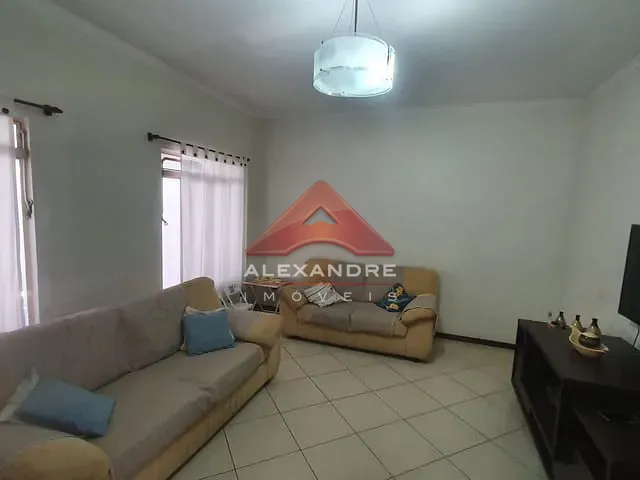 Casa com 300m² 4 quartos e 3 banheiros, à venda, no bairro Vila Industrial em São José dos Campos