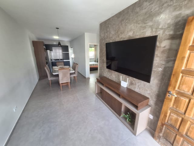 Locação - Casa com 2 quartos, 3 vagas de garagem, Churrasqueira, 62m², Uvaranas.