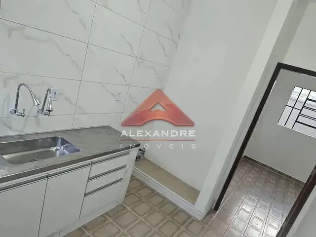 Casa com 300m² 3 quartos e 1 banheiro, para alugar, no bairro Vila Industrial em São José Dos Campos