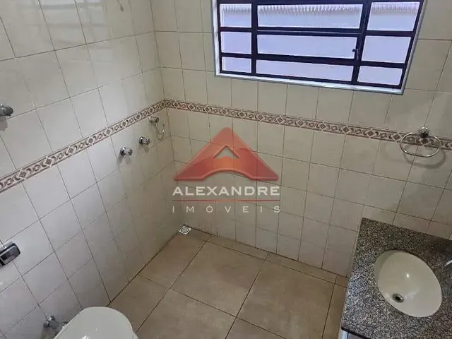 Casa com 300m² 3 quartos e 1 banheiro, para alugar, no bairro Vila Industrial em São José Dos Campos