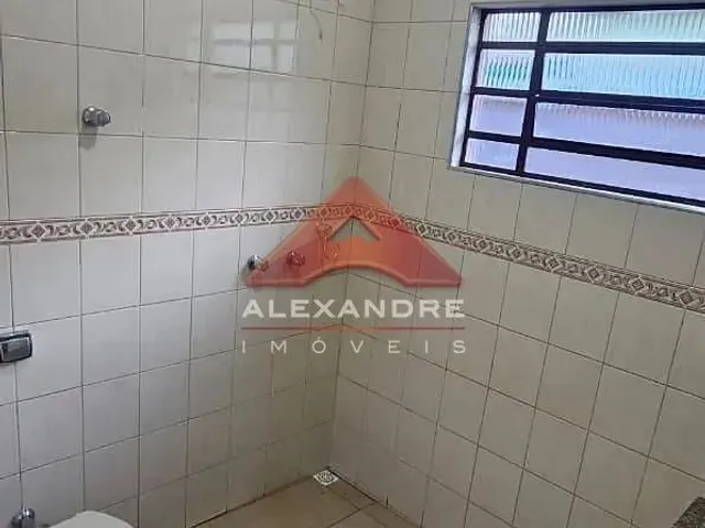 Casa com 300m² 3 quartos e 1 banheiro, para alugar, no bairro Vila Industrial em São José Dos Campos