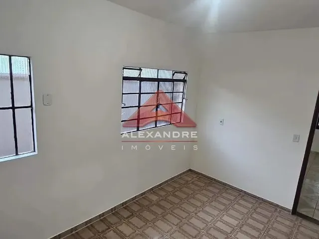 Casa com 300m² 3 quartos e 1 banheiro, para alugar, no bairro Vila Industrial em São José Dos Campos