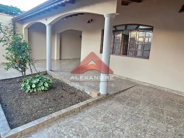 Casa com 300m² 3 quartos e 1 banheiro, para alugar, no bairro Vila Industrial em São José Dos Campos