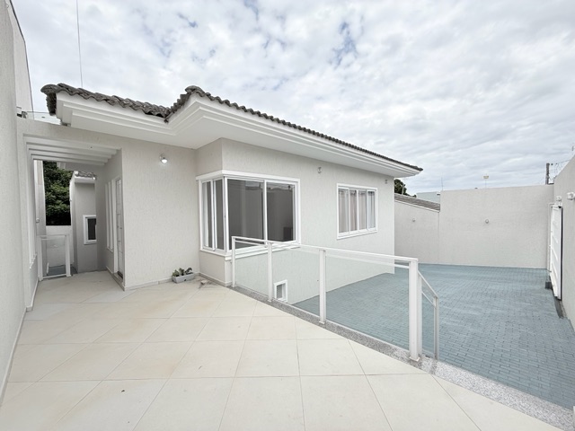 Venda - Casa Semi-mobiliada, 5 quartos sendo 2 suítes, 4 vagas, Área gourmet, 214 m², Contorno.