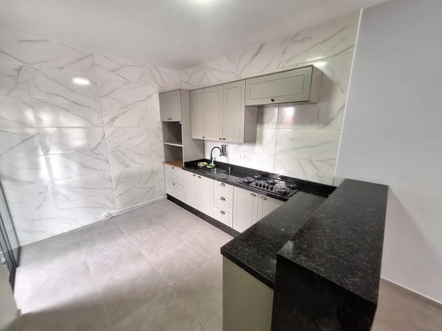 Locação - Casa com 2 quartos, 3 vagas de garagem, Churrasqueira, 62m², Cará-Cará.