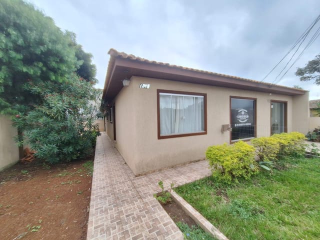 Locação - Casa com 3 quartos, 2 vagas de garagem, Churrasqueira, 130 m², Oficinas.