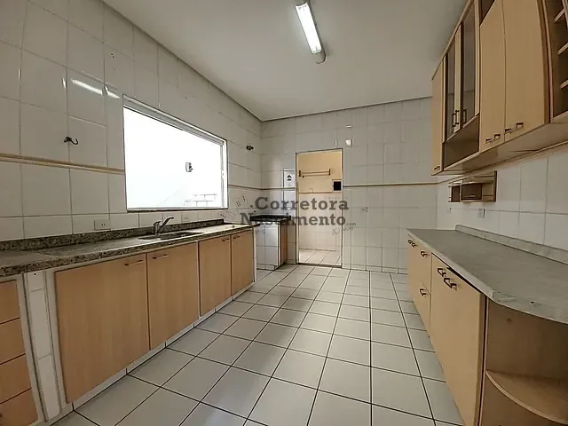 Casa com 360m² 3 quartos e 4 banheiros, à venda ou para alugar, no bairro Vila Zezé em Jacareí