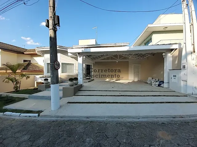 Casa com 360m² 3 quartos e 4 banheiros, à venda ou para alugar, no bairro Vila Zezé em Jacareí