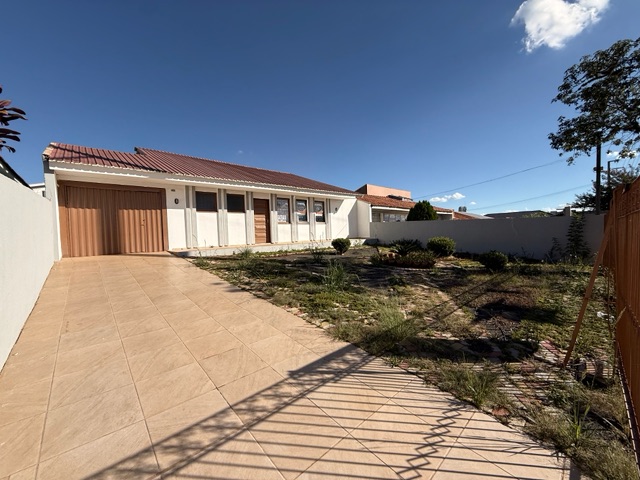 Locação - Casa com 3 quartos, 2 vagas de garagem, 120 m², Uvaranas.