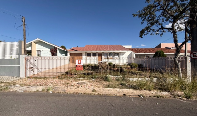 Locação - Casa com 3 quartos, 2 vagas de garagem, 120 m², Uvaranas.