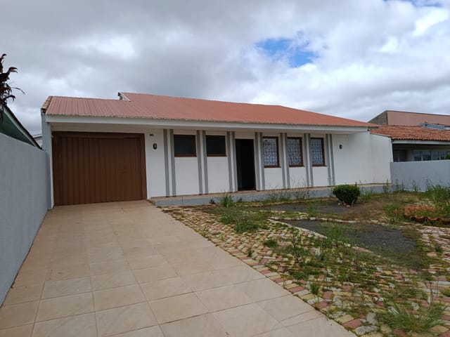 Locação - Casa com 3 quartos, 2 vagas de garagem, 120 m², Uvaranas.