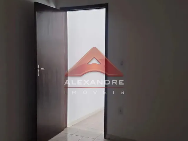 Casa com 10m² 1 quarto e 1 banheiro, para alugar, no bairro Vila Sanches em São José Dos Campos