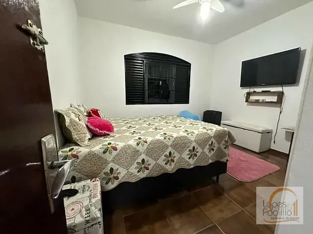Casa com 600m² 3 quartos e 2 banheiros, à venda ou para alugar, no bairro Chácaras Maringá em Atibaia