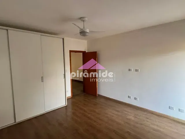 Casa com 300m² 3 quartos e 3 banheiros, para alugar, no bairro Loteamento Villa Branca em Jacareí