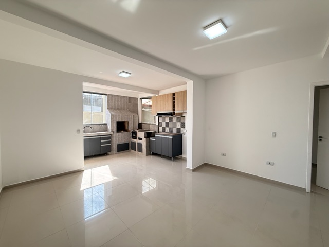 Locação - Sobrado Semimobiliado, 3 quartos sendo 1 suíte, 4 vagas, Área gourmet, Neves.