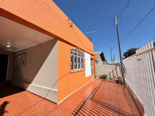 Locação - Casa com 3 quartos (sendo 1 suíte), 2 vagas de garagem, Churrasqueira, Neves.