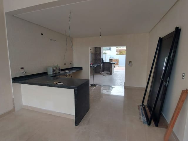 Casa com 300m² 3 quartos e 3 banheiros, à venda, no bairro Parque São Cristóvão em Taubaté