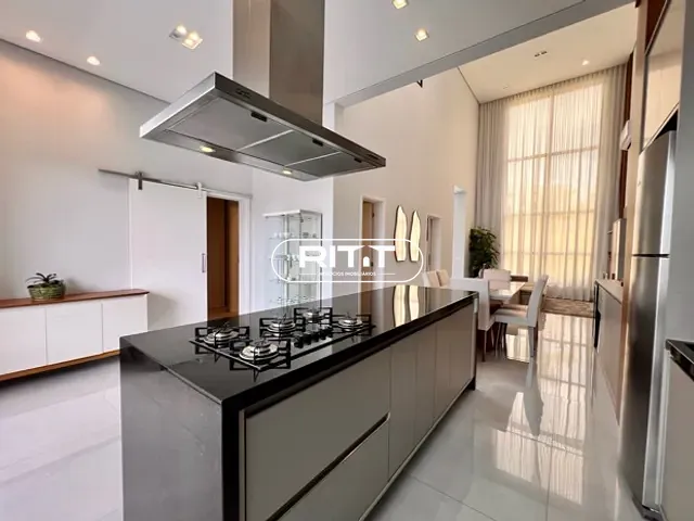 Casa com 300m² 3 quartos e 5 banheiros, à venda, no bairro Roncáglia em Valinhos