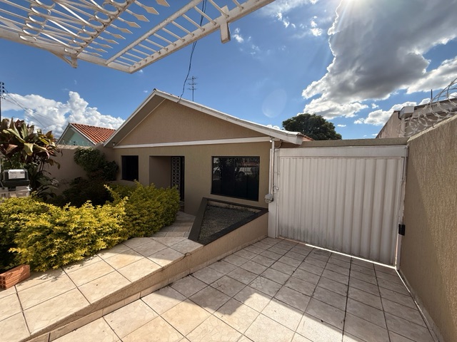 Locação - Casa com 3 suítes, 3 vagas de garagem, Churrasqueira, 185m², Contorno.
