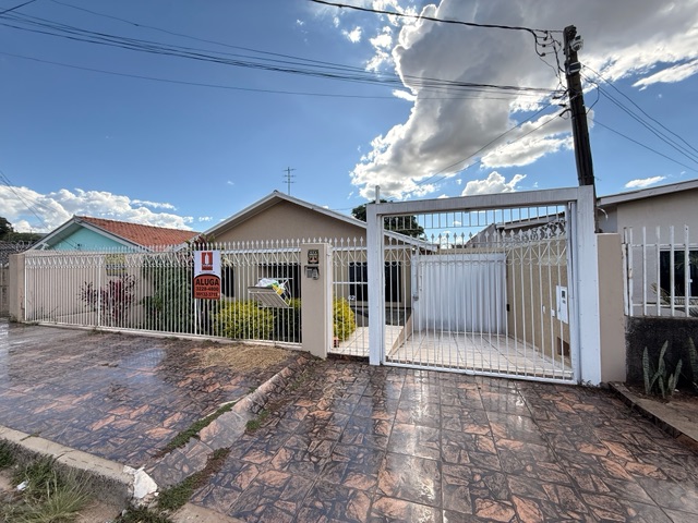 Locação - Casa com 3 suítes, 3 vagas de garagem, Churrasqueira, 185m², Contorno.