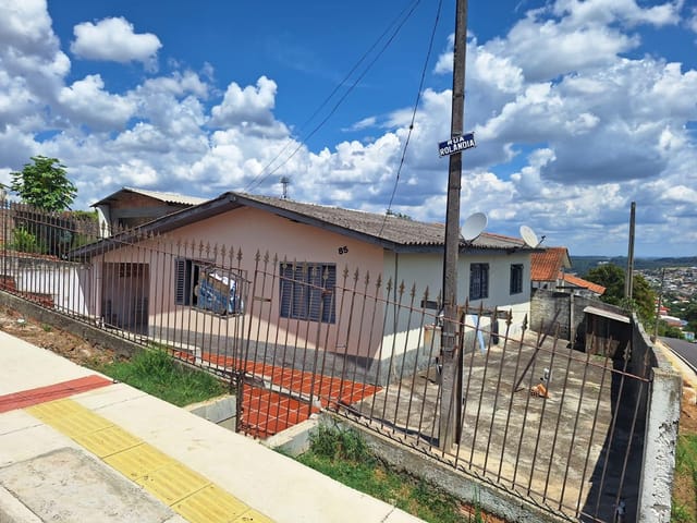 Casa de esquina à Venda, 3 quartos, Garagem Coberta, Quintal Amplo, Nova Rússia.