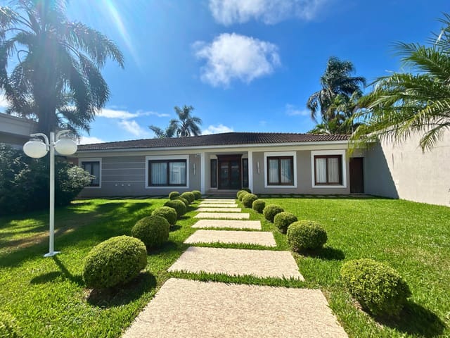 Venda e Locação - Casa Comercial com piscina, 4 suítes, 8 banheiros, 10 vagas, Área gourmet, Jardim Carvalho.