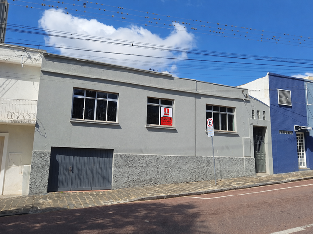 Locação - Casa Comercial com edícula, 3 salas, 3 banheiros, Churrasqueira, 240 m², Próximo à Santa Casa, Centro.