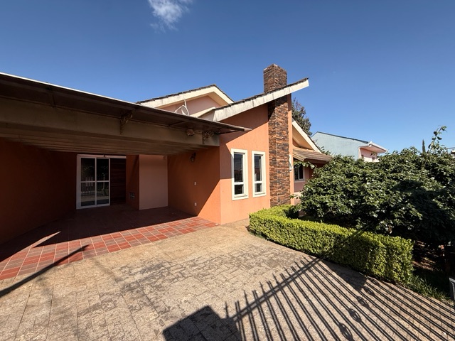 Locação - Casa com 2 quartos (sendo 1 suíte), 3 vagas, Ático, Churrasqueira, Jardim Canaã, Contorno.