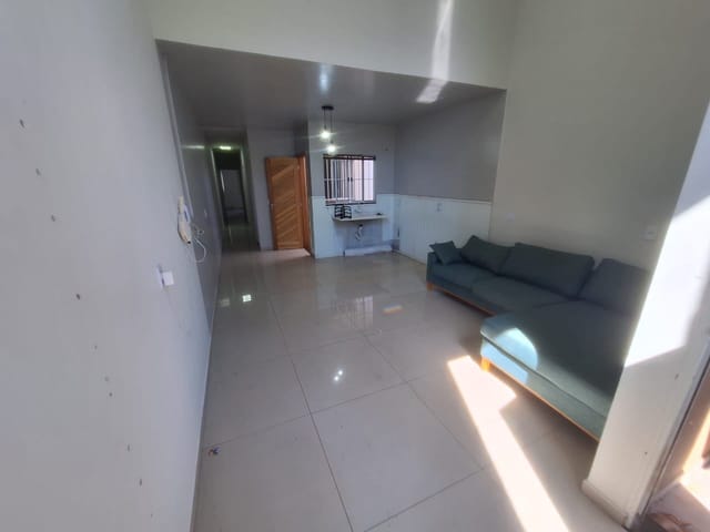 Locação - Casa com 3 quartos (sendo 1 suíte), 2 banheiros, Quintal nos fundos, 76 m², Nova Rússia.