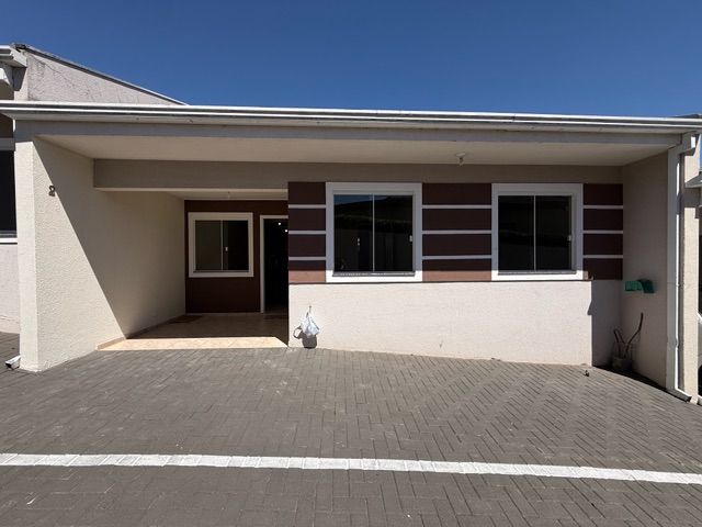 Casa semimobiliada em condomínio fechado para locação, 3 quartos, Uvaranas.