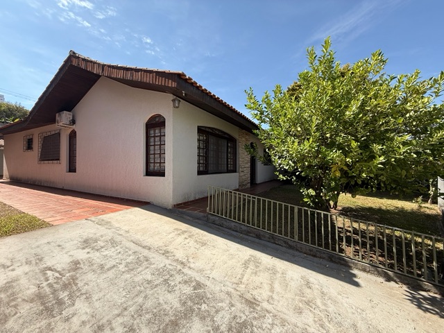 Locação - Casa com edícula, 3 quartos sendo 1 suíte, 3 vagas, Churrasqueira, Quintal Amplo, Estrela.