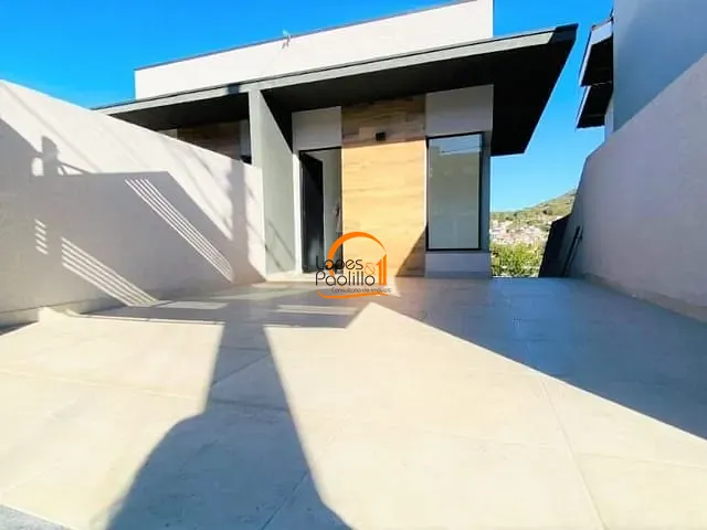 Casa com 125m² 3 quartos e 2 banheiros, à venda ou para alugar, no bairro Recreio Maristela em Atibaia